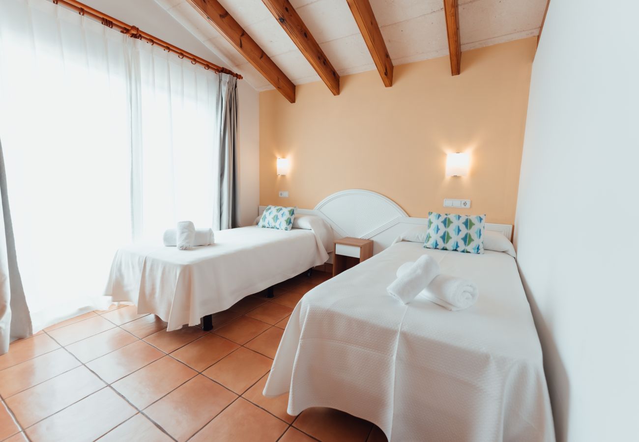 Villa en Cala Blanca - Villas Amarillas by Escape Home