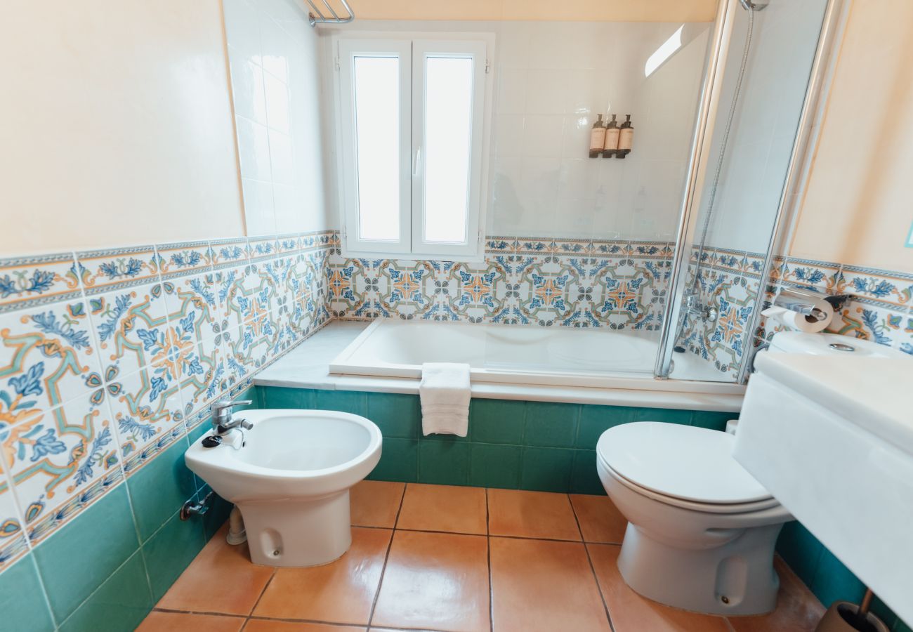 Villa en Cala Blanca - Villas Amarillas by Escape Home