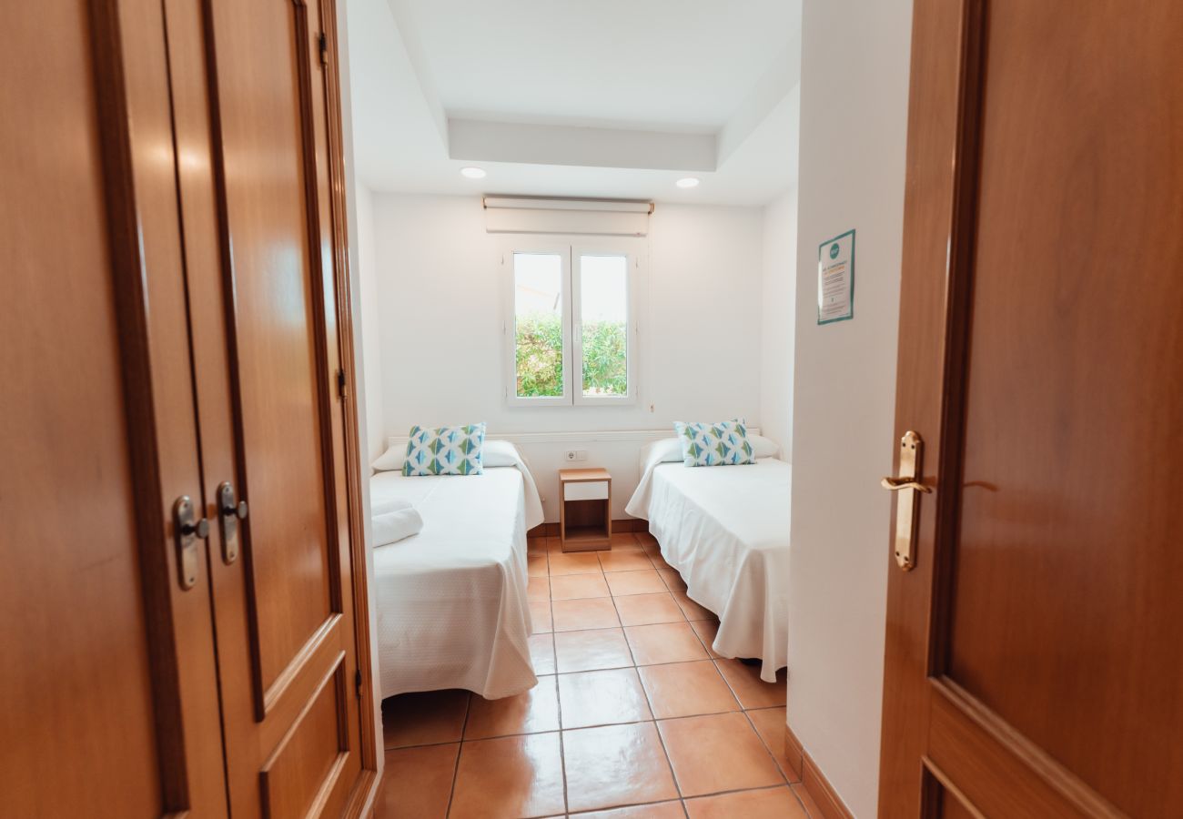 Villa en Cala Blanca - Villas Amarillas by Escape Home