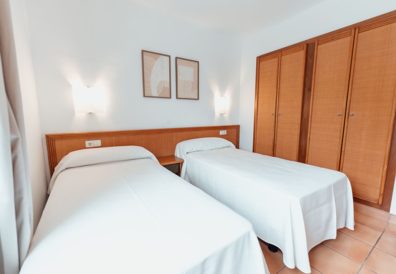 Villa en Cala Blanca - Villas Amarillas by Escape Home