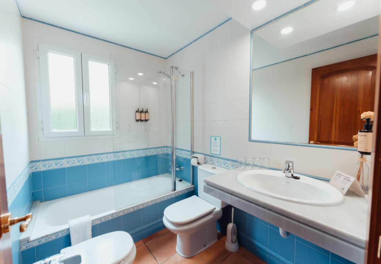 Villa en Cala Blanca - Villas Amarillas by Escape Home