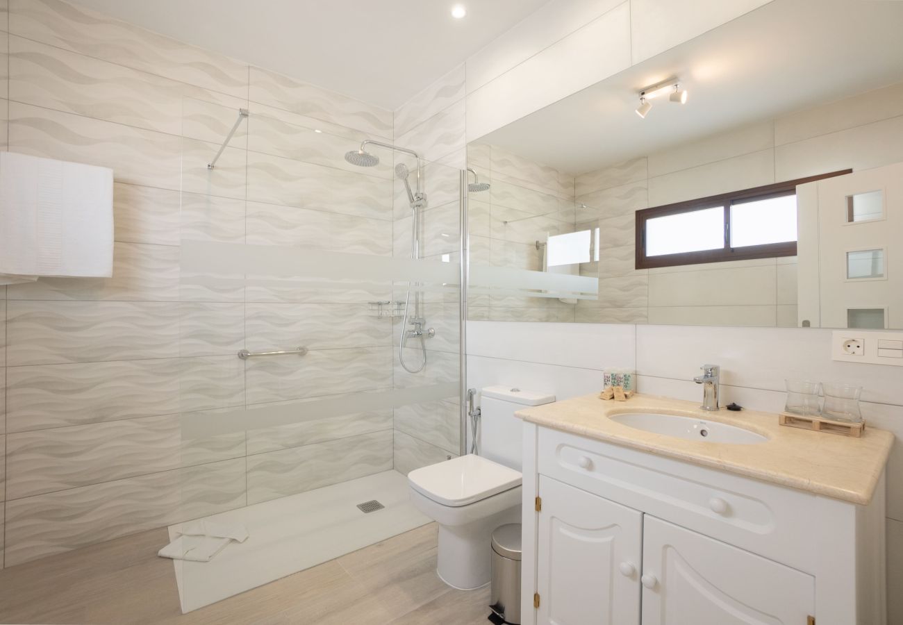 Villa en Playa Blanca - Sea Breeze Jarea by Escape Home