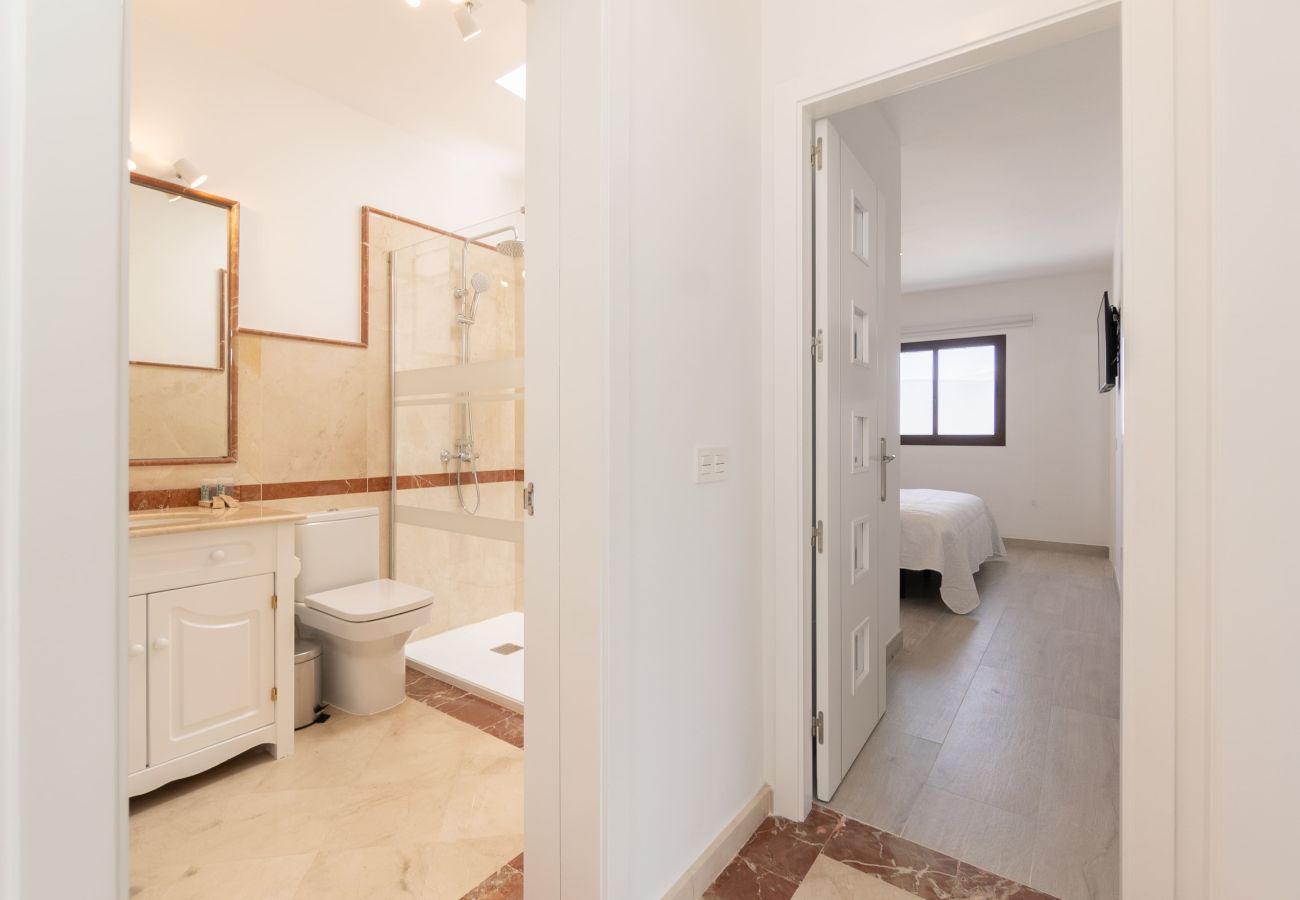 Villa en Playa Blanca - Sea Breeze Jarea by Escape Home