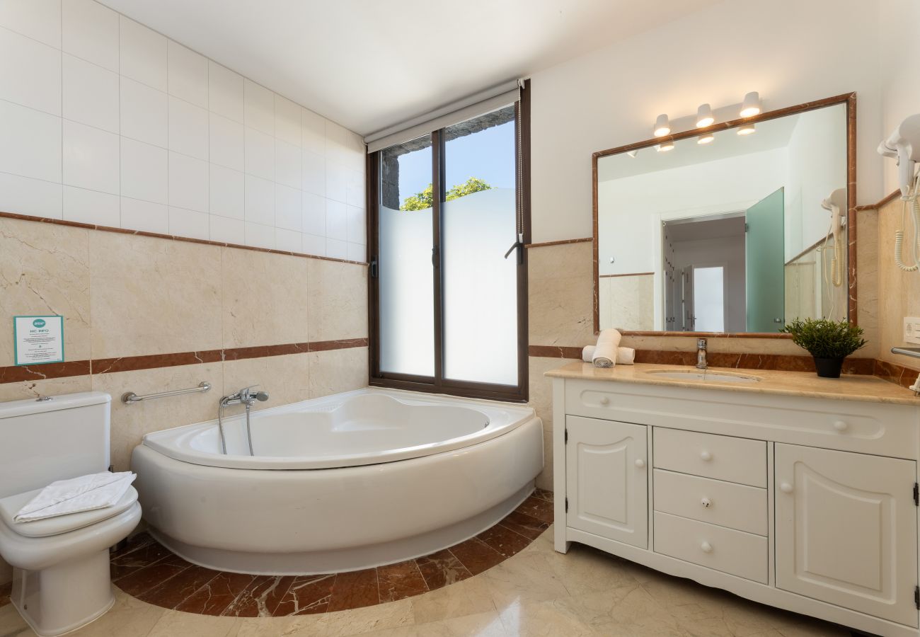 Villa en Playa Blanca - Sea Breeze Jarea by Escape Home