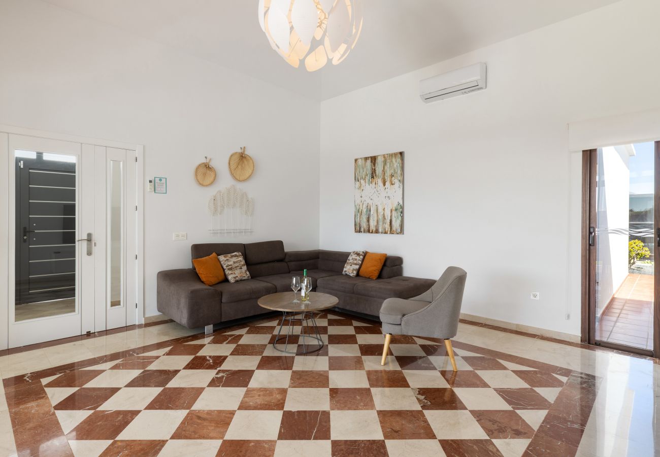 Villa en Playa Blanca - Sea Breeze Jarea by Escape Home