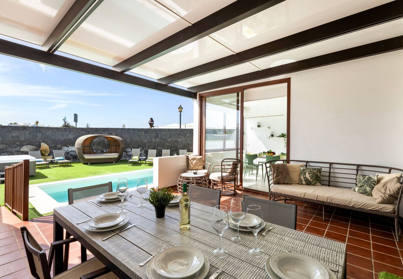 Villa en Playa Blanca - Sea Breeze Jarea by Escape Home