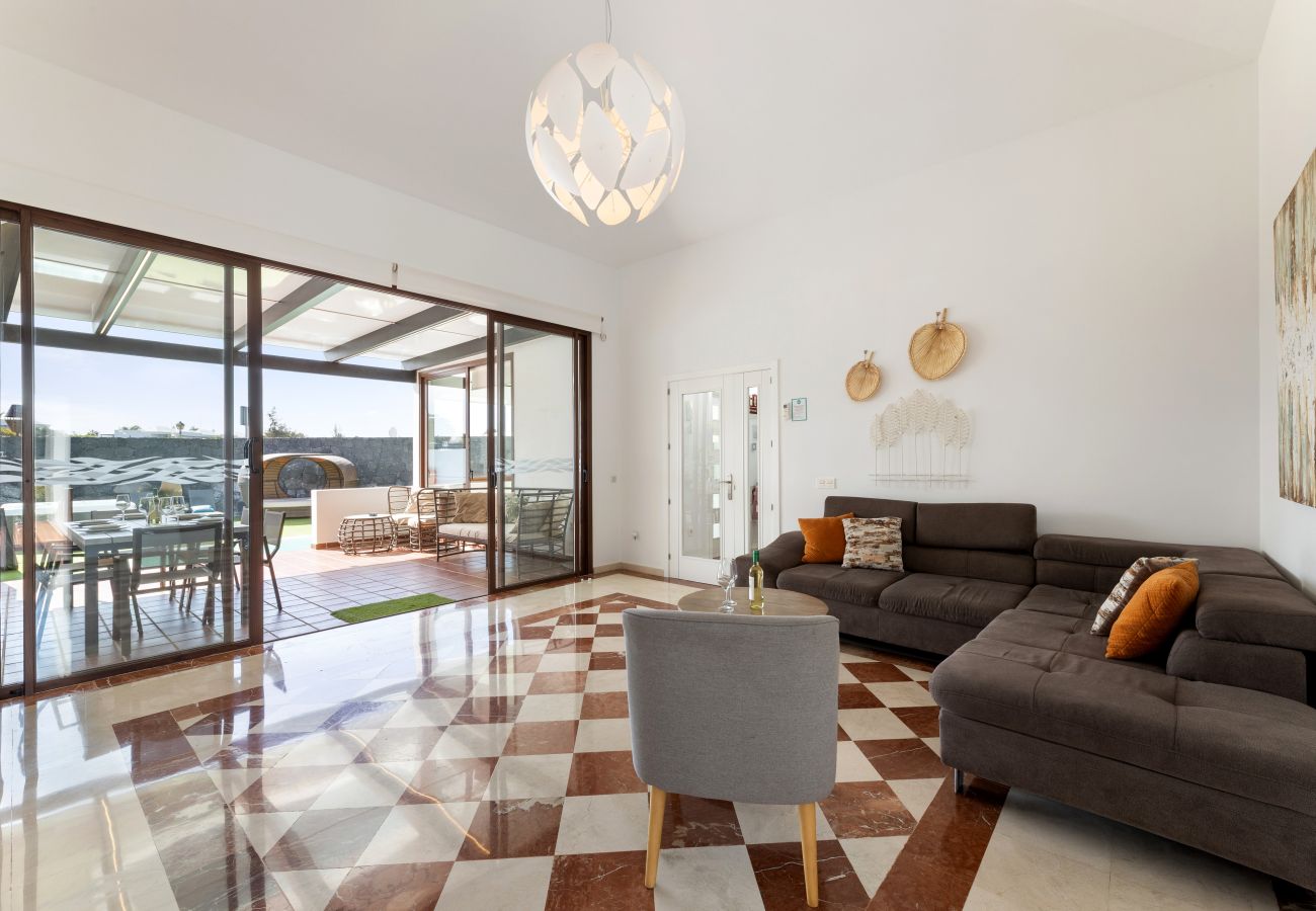 Villa en Playa Blanca - Sea Breeze Jarea by Escape Home