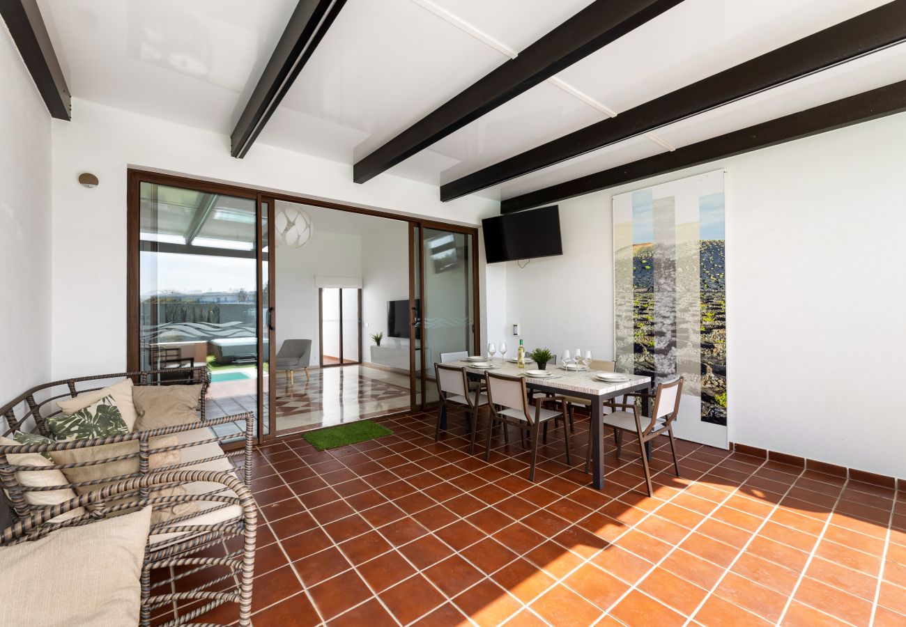 Villa en Playa Blanca - Sea Breeze Jarea by Escape Home