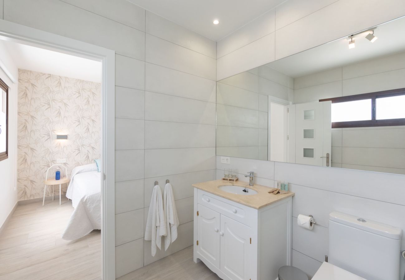 Villa en Playa Blanca - Sea Breeze Callao by Escape Home