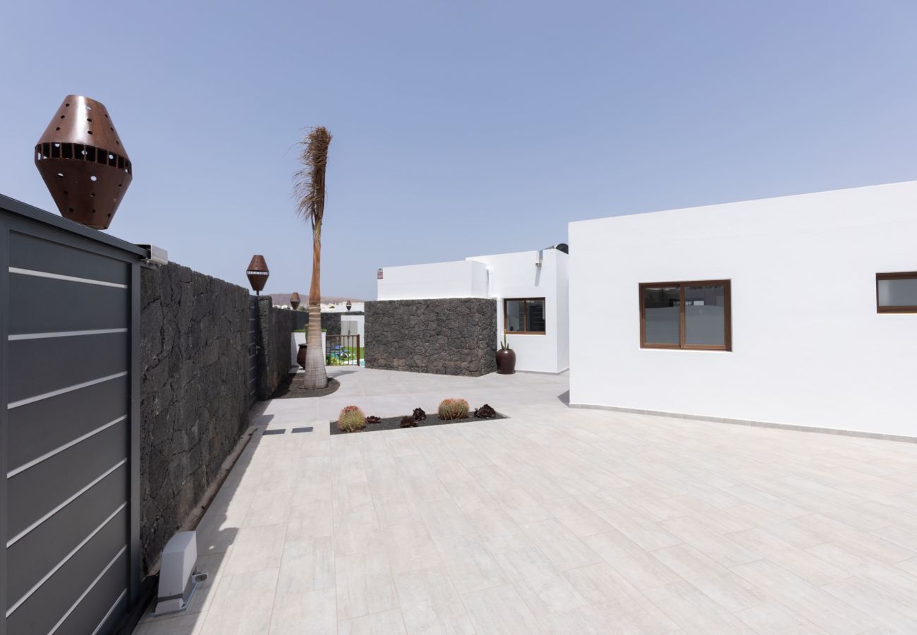 Villa en Playa Blanca - Sea Breeze Callao by Escape Home
