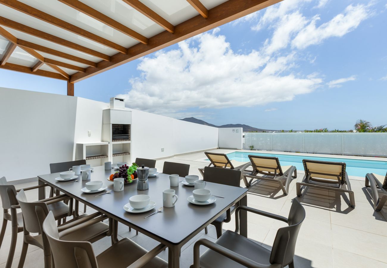 Villa en Playa Blanca -  Villa Los Altos Arbea 8B by Escape Home