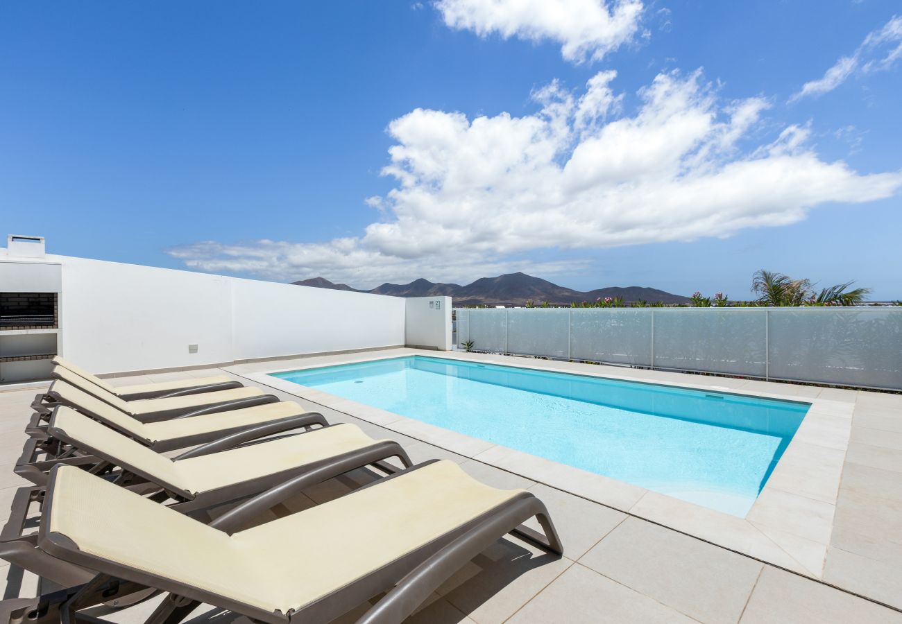 Villa en Playa Blanca -  Villa Los Altos Arbea 8B by Escape Home