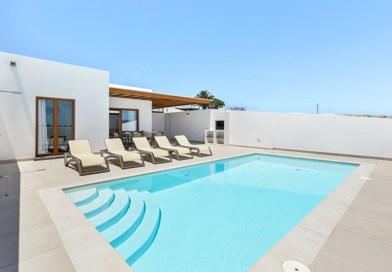Villa en Playa Blanca -  Villa Los Altos Arbea 8B by Escape Home