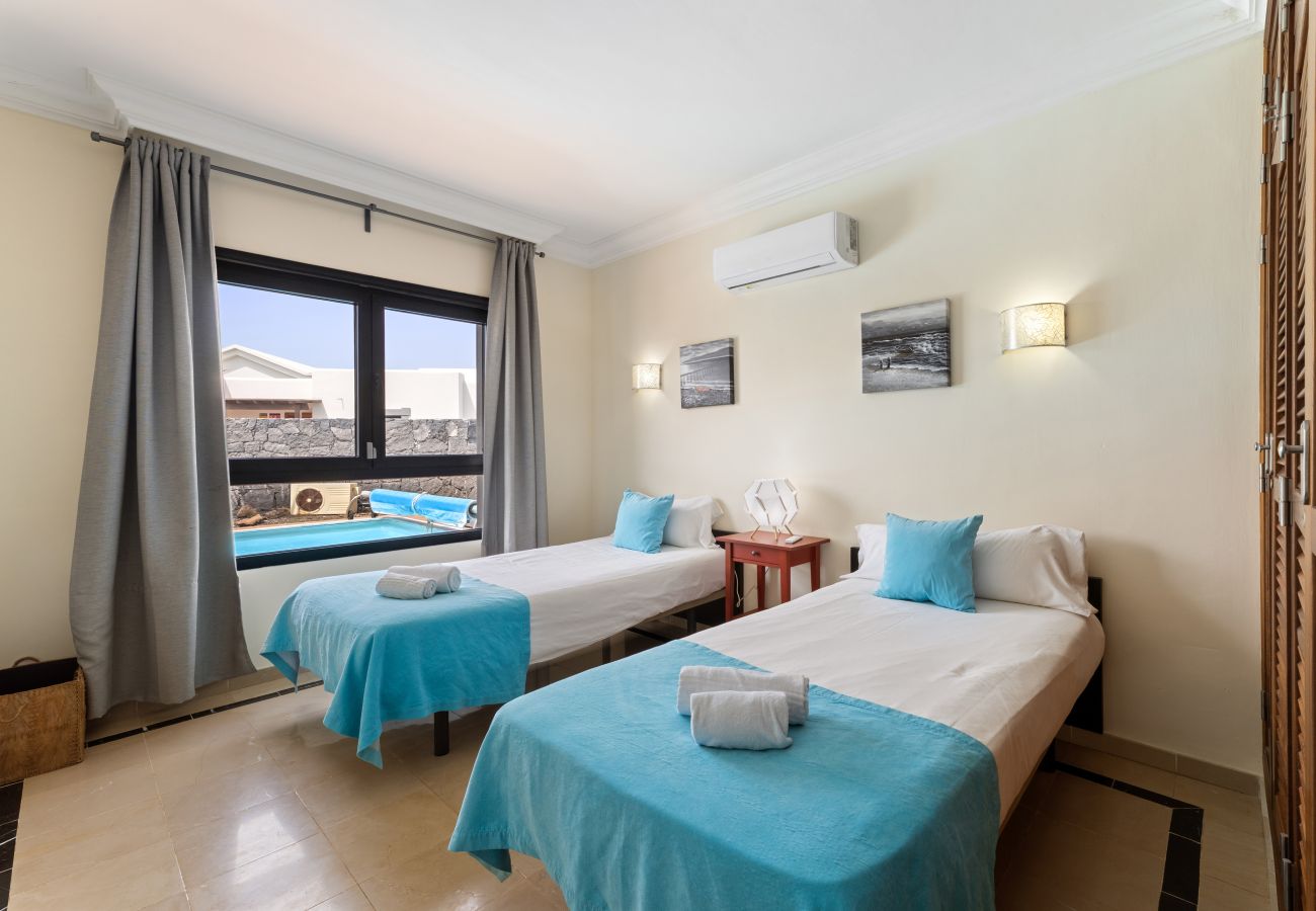 Villa en Playa Blanca - Villa Zafiro 10 by Escape Home