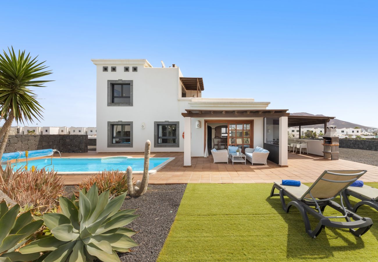 Villa en Playa Blanca - Villa Zafiro 10 by Escape Home