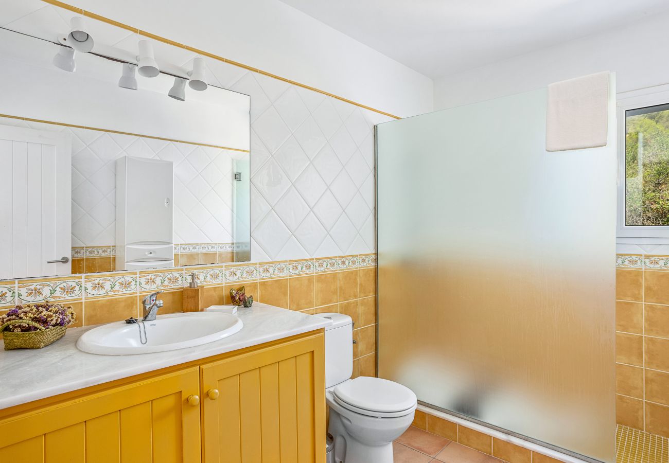 Es Torrent Verd by EscapeHome, Bathroom Bathroom
