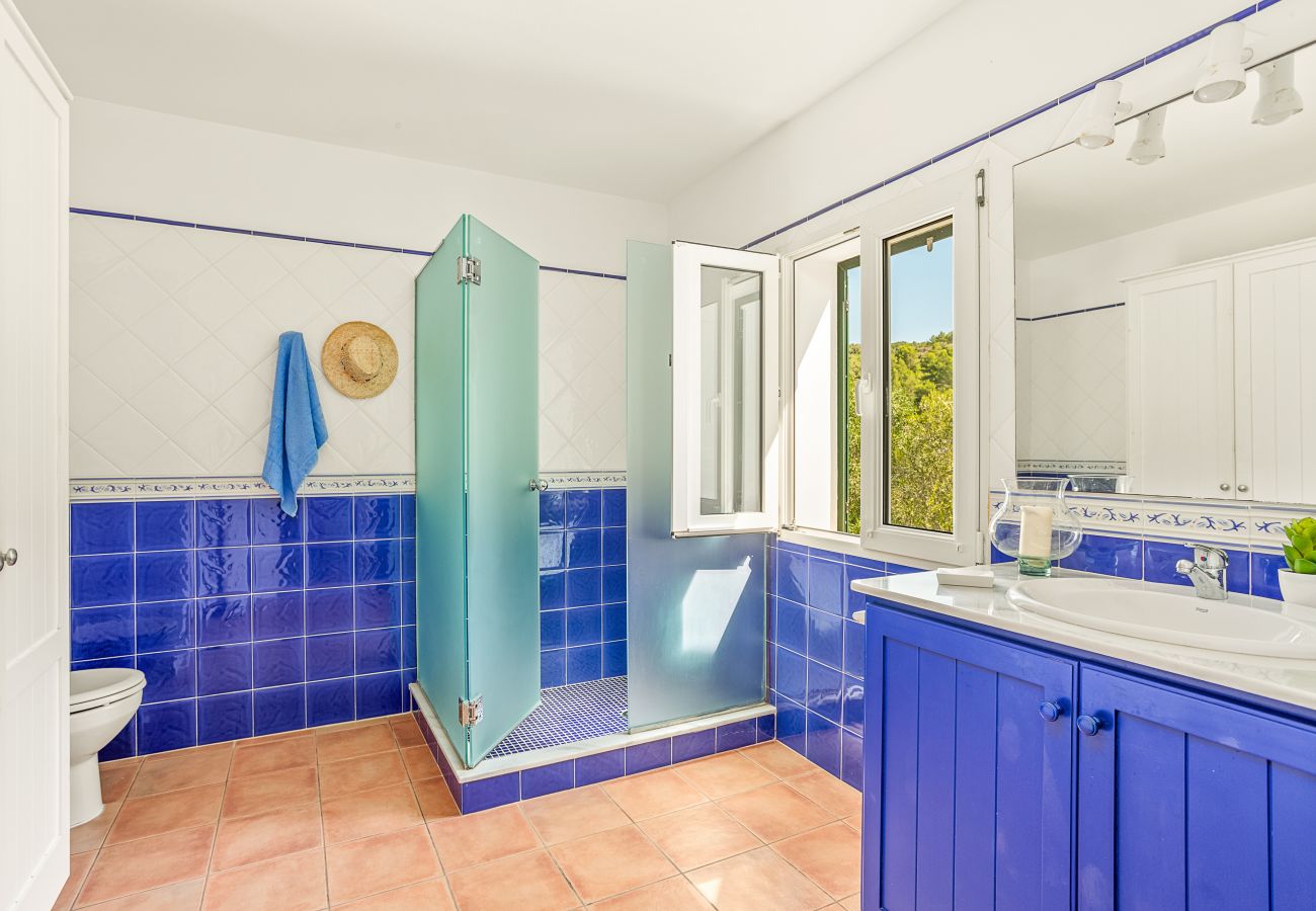 Es Torrent Verd by EscapeHome, Bathroom Bathroom