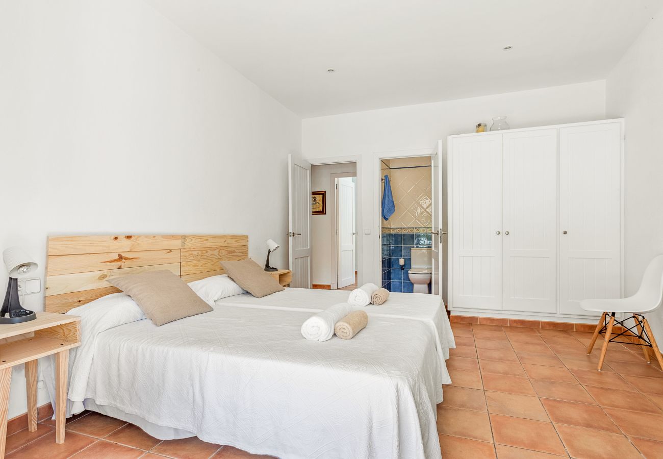 Es Torrent Verd by EscapeHome, Bedroom Bedroom