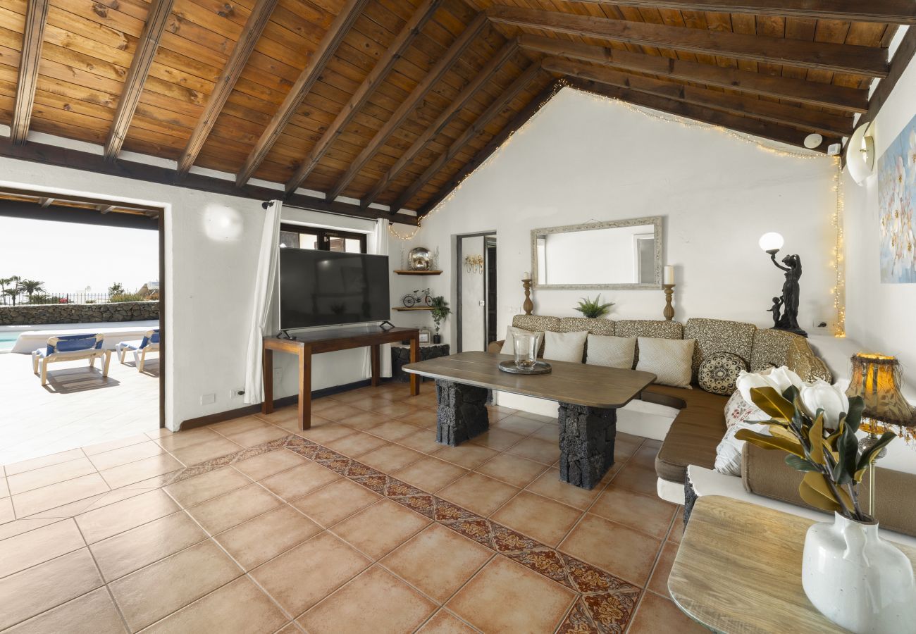 Villa in Puerto del Carmen - Casa Anabella by Escape Home