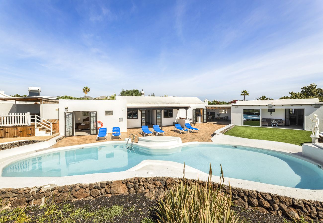 Villa in Puerto del Carmen - Casa Anabella by Escape Home