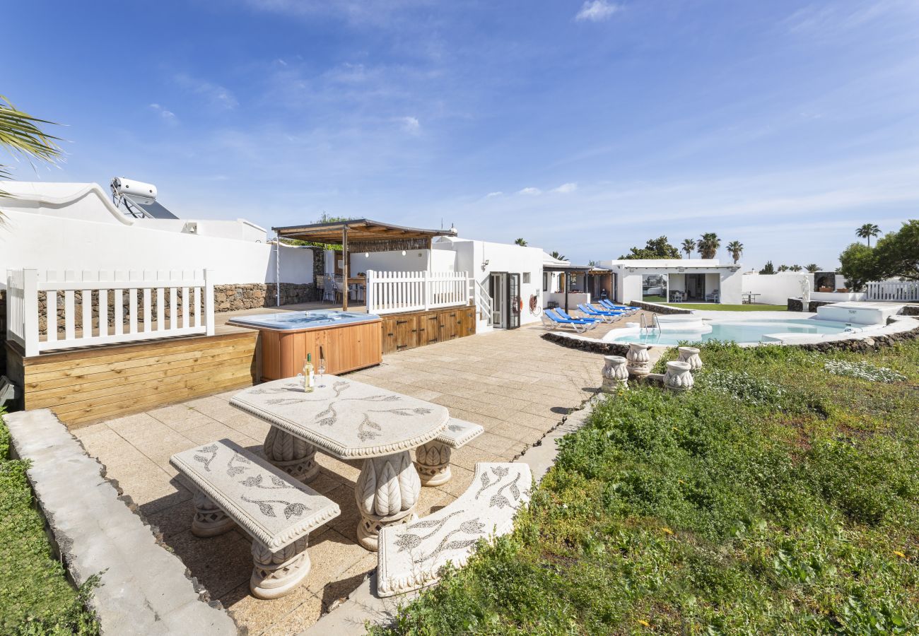 Villa in Puerto del Carmen - Casa Anabella by Escape Home