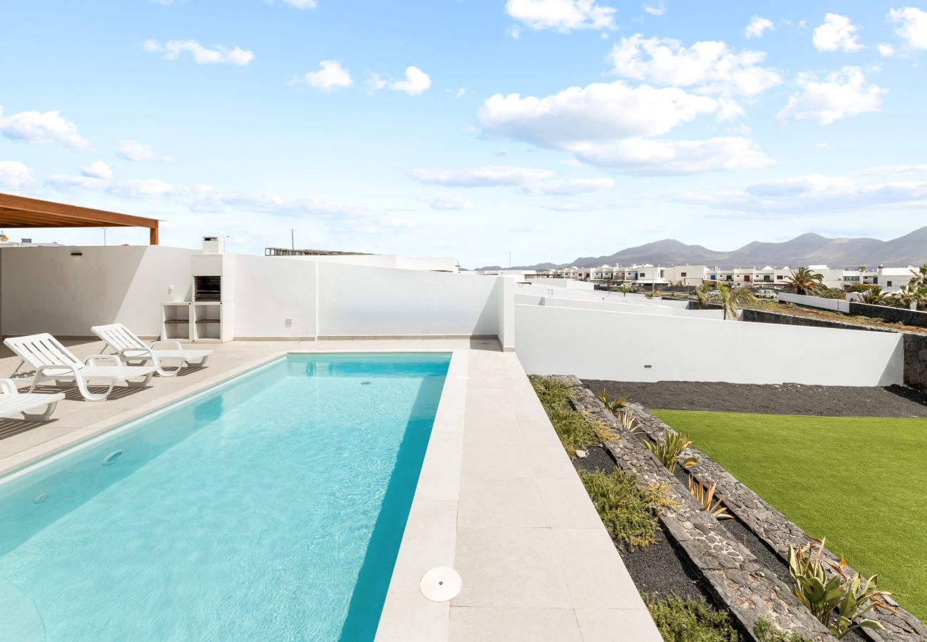 Villa in Playa Blanca - Villa Los Altos Tabaiba 7A by Escape Home