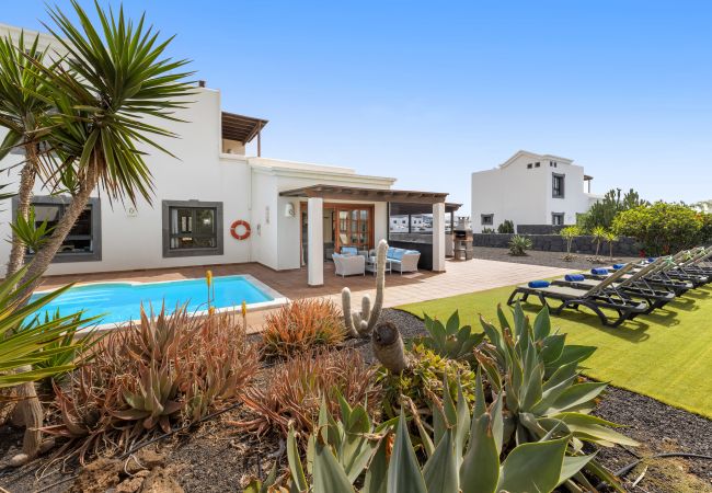 Villa in Playa Blanca - Villa Zafiro 10 by Escape Home