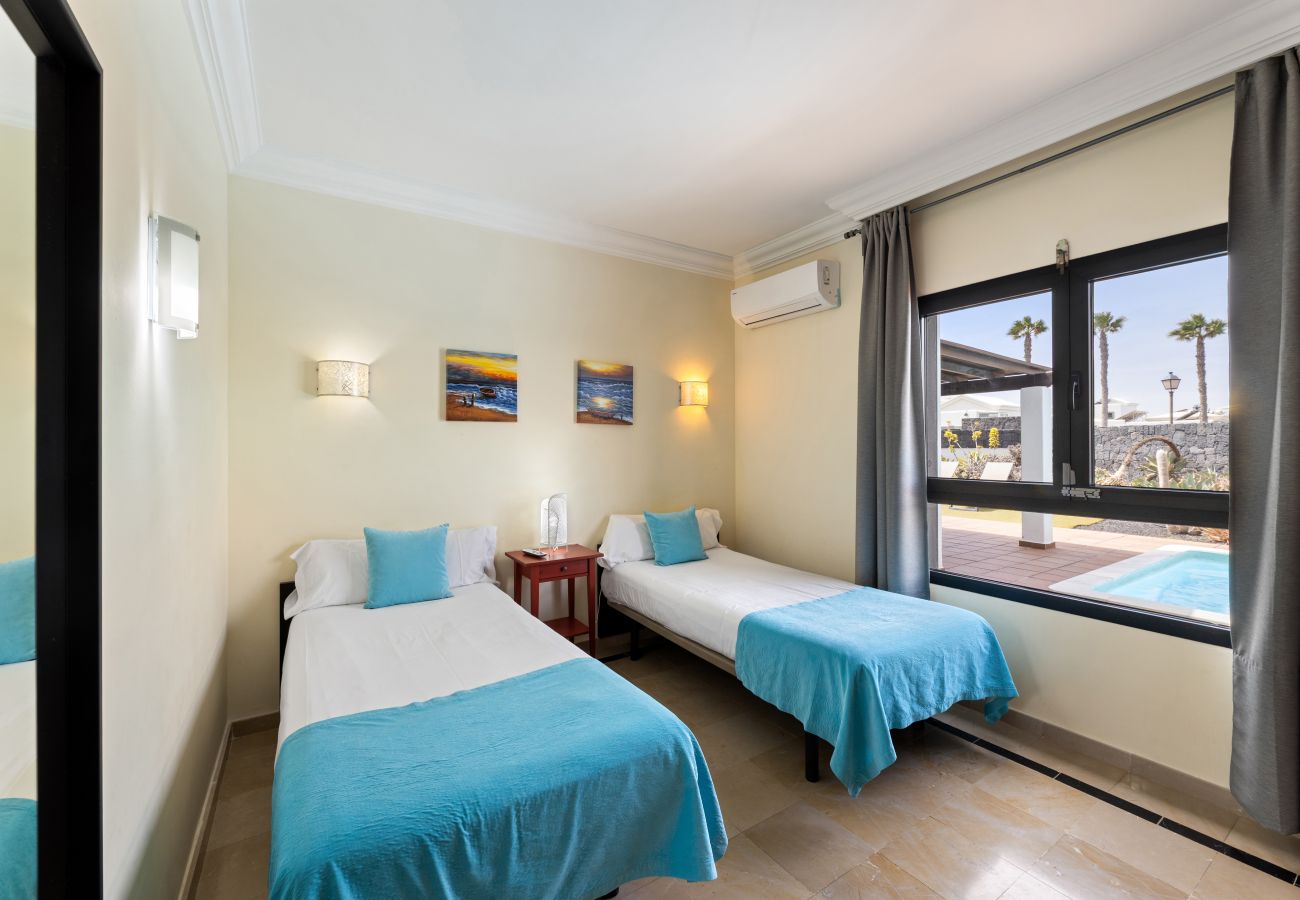 Villa in Playa Blanca - Villa Zafiro 10 by Escape Home