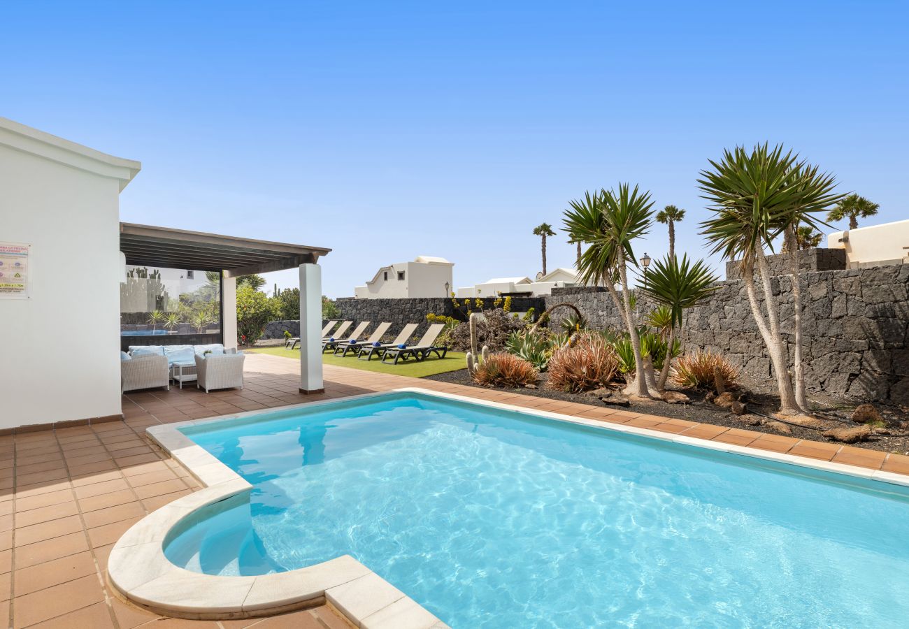 Villa in Playa Blanca - Villa Zafiro 10 by Escape Home