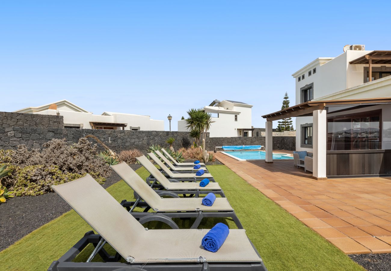 Villa in Playa Blanca - Villa Zafiro 10 by Escape Home