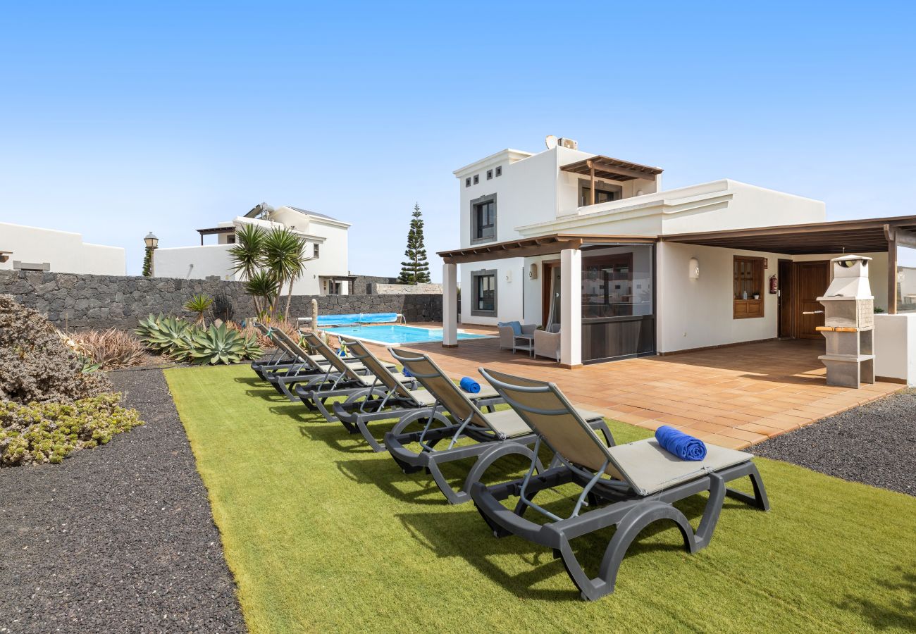 Villa in Playa Blanca - Villa Zafiro 10 by Escape Home