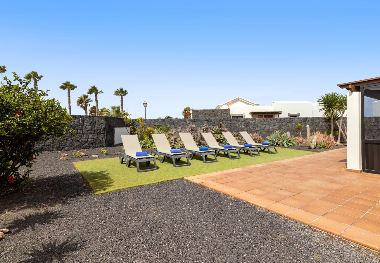 Villa in Playa Blanca - Villa Zafiro 10 by Escape Home