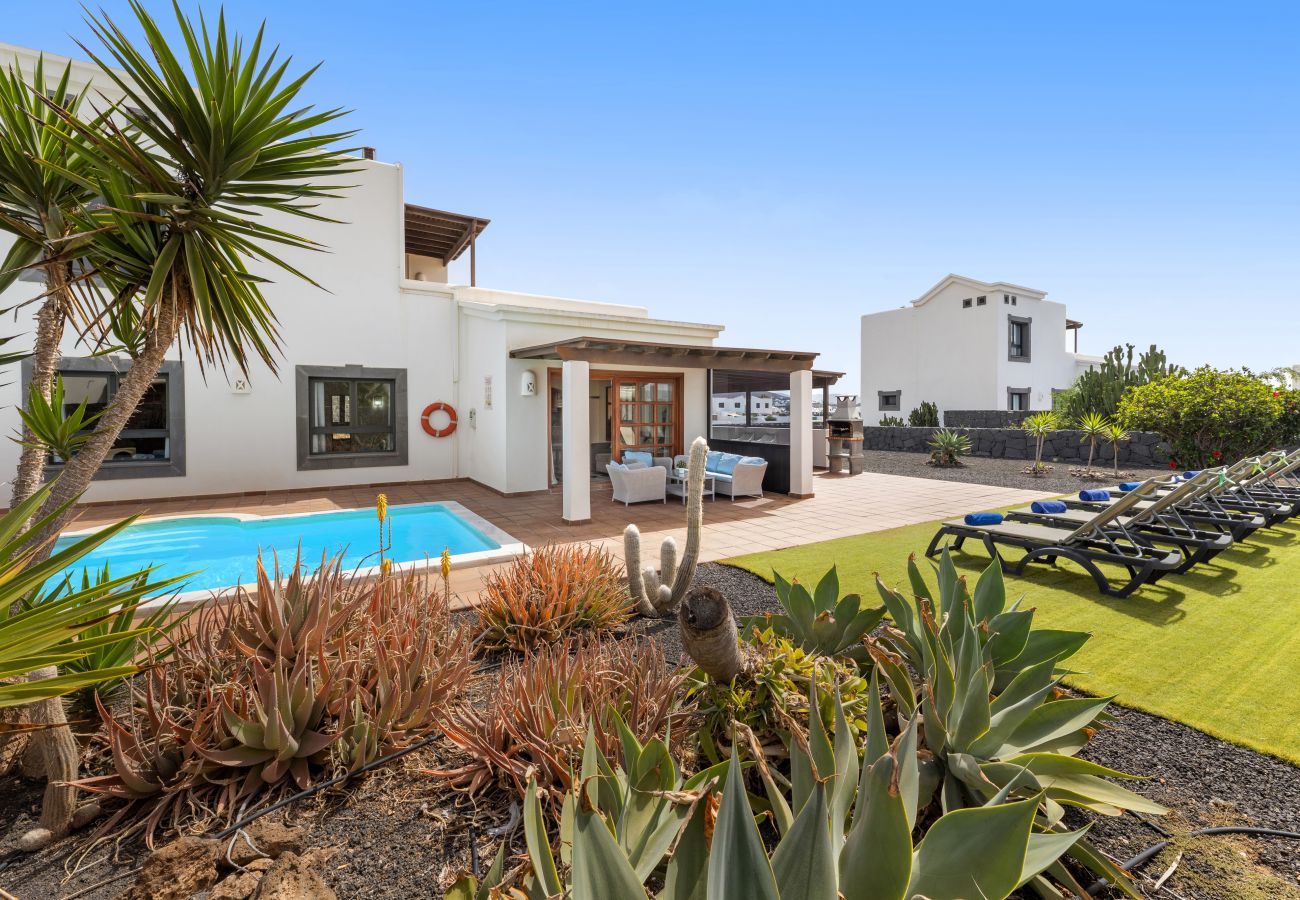 Villa in Playa Blanca - Villa Zafiro 10 by Escape Home